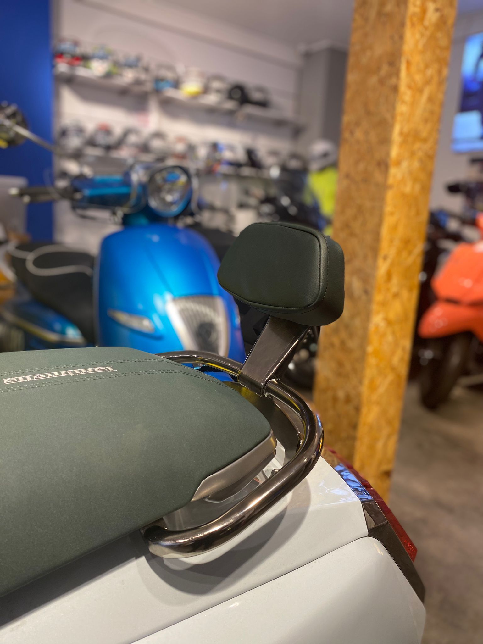 Lambretta X300 X250 X125 Sırt Dayama – Sissy Bar ( Füme Krom)